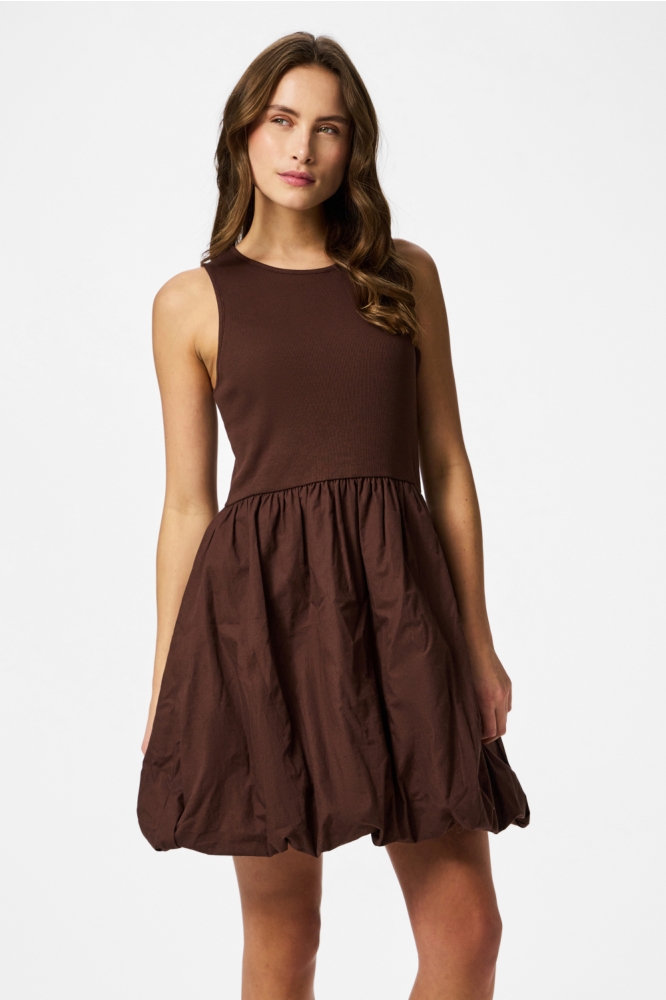 Pieces bruine dames jurk | Model vooraanzicht