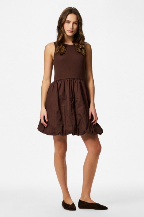 Pieces bruine dames jurk | Model vooraanzicht