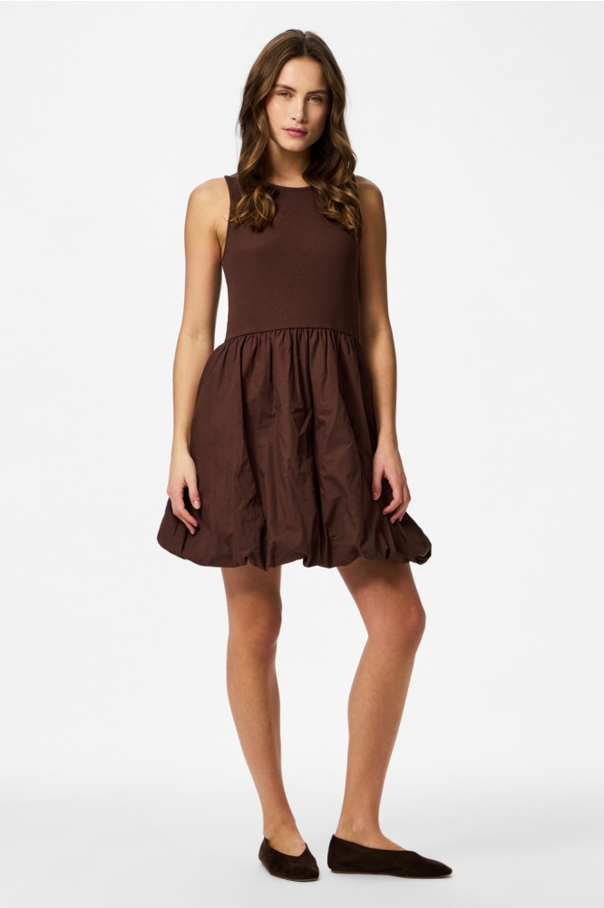 Pieces bruine dames jurk | Model vooraanzicht