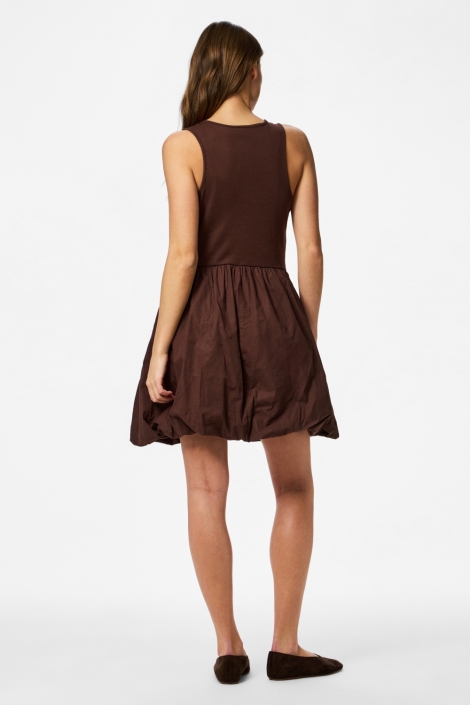 Pieces bruine dames jurk | Model achteraanzicht