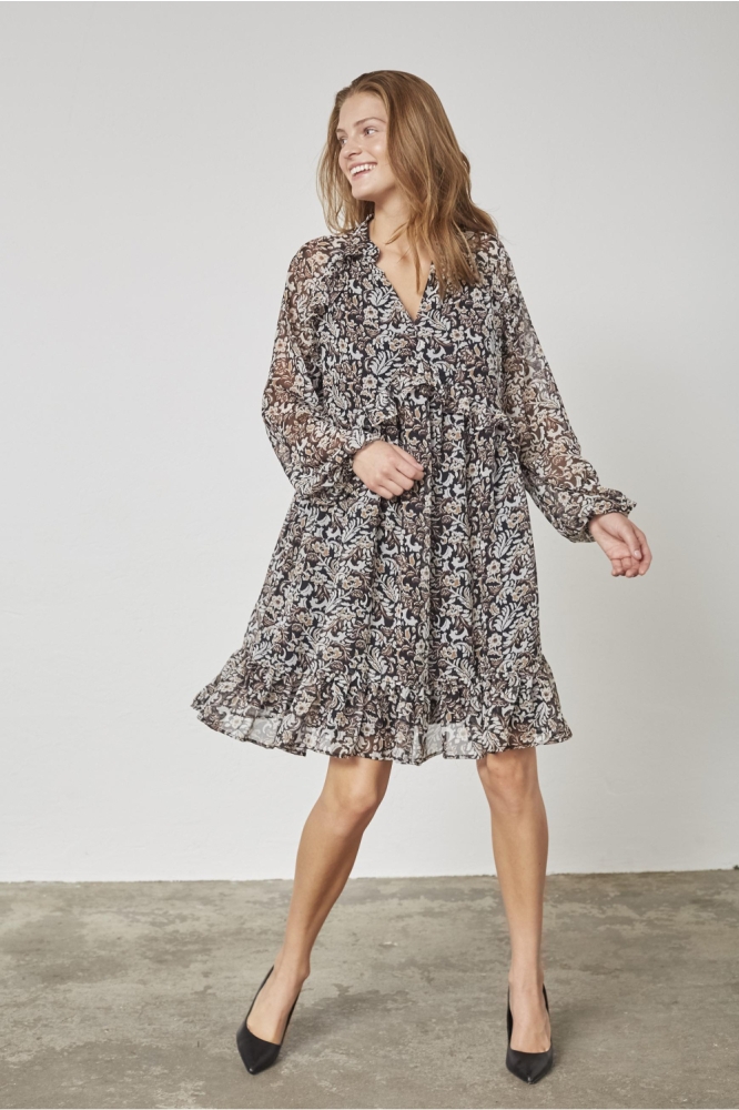 SisterS point zwarte dames jurk | Model vooraanzicht