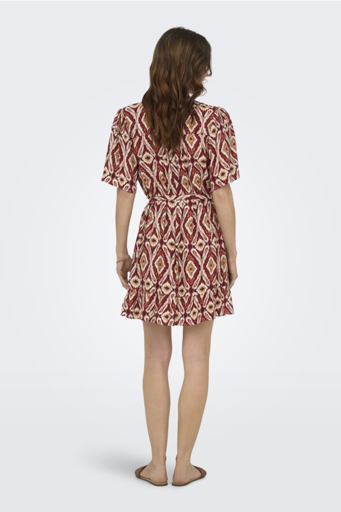 Only rode dames jurk | Model achteraanzicht