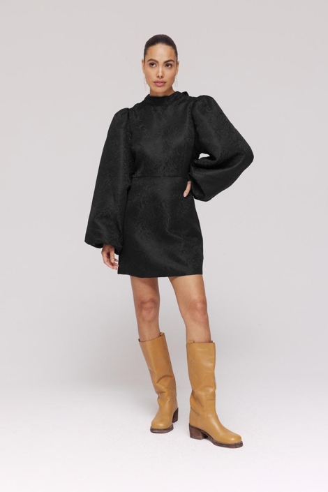 Harper & Yve zwarte dames jurk | Model vooraanzicht