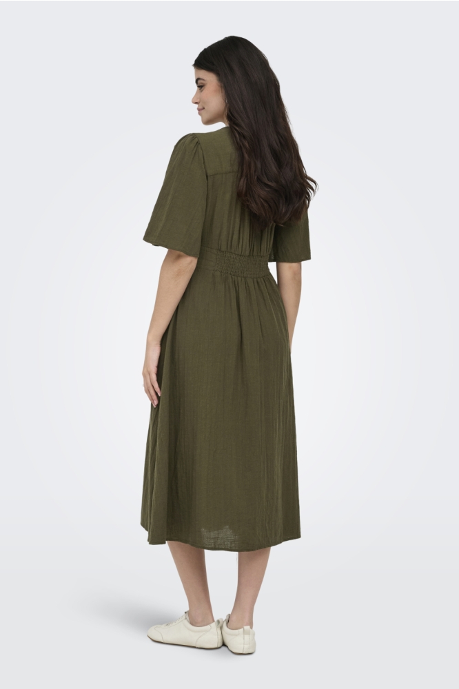 Only groene dames jurk | Model achteraanzicht