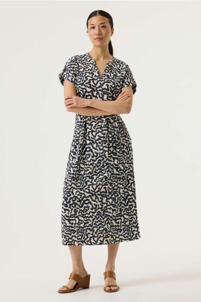 Garcia blauwe dames jurk | Model vooraanzicht