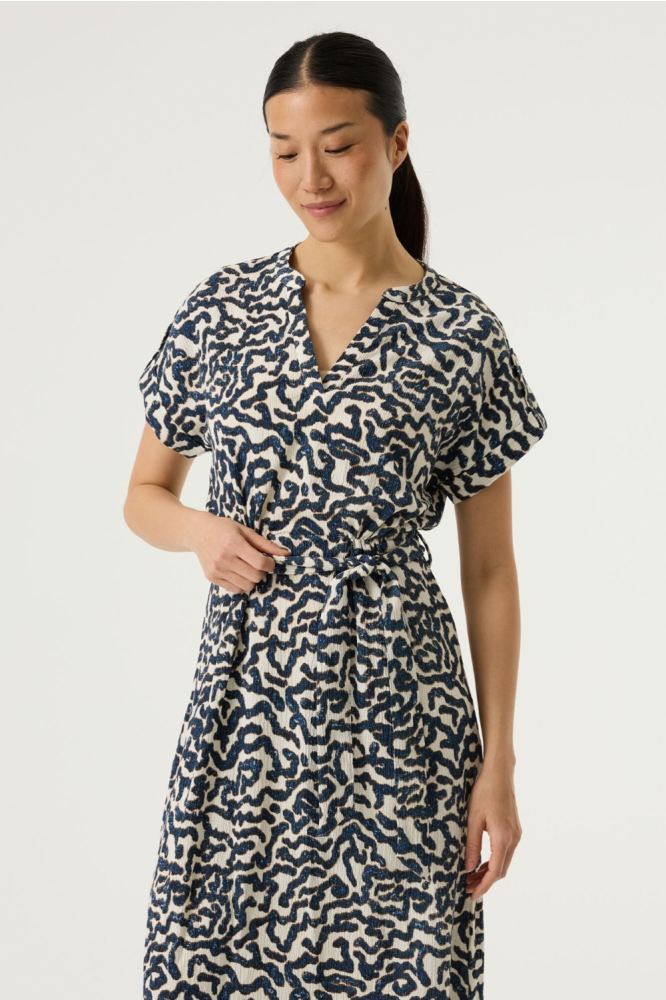 Garcia blauwe dames jurk | Model vooraanzicht