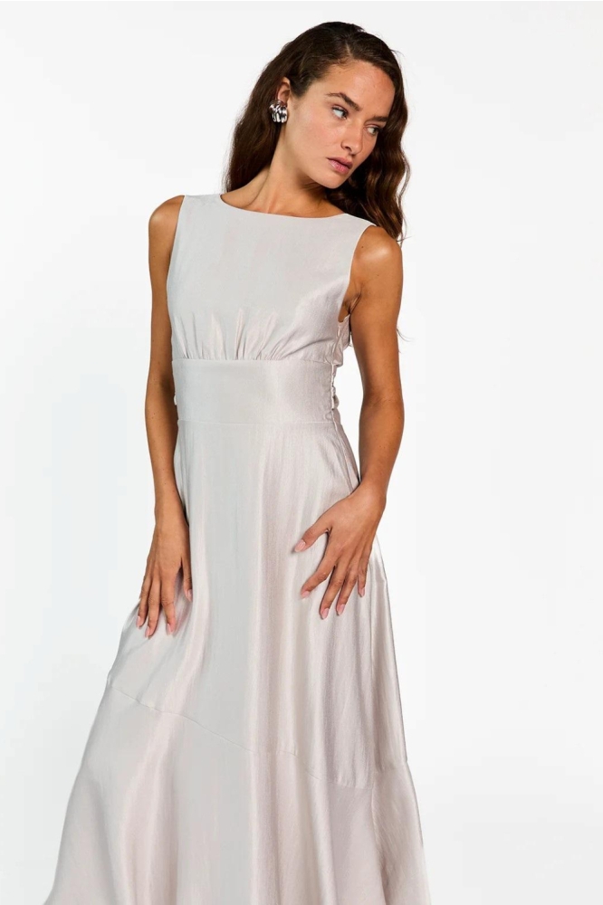 Aaiko zilveren dames jurk | Model vooraanzicht