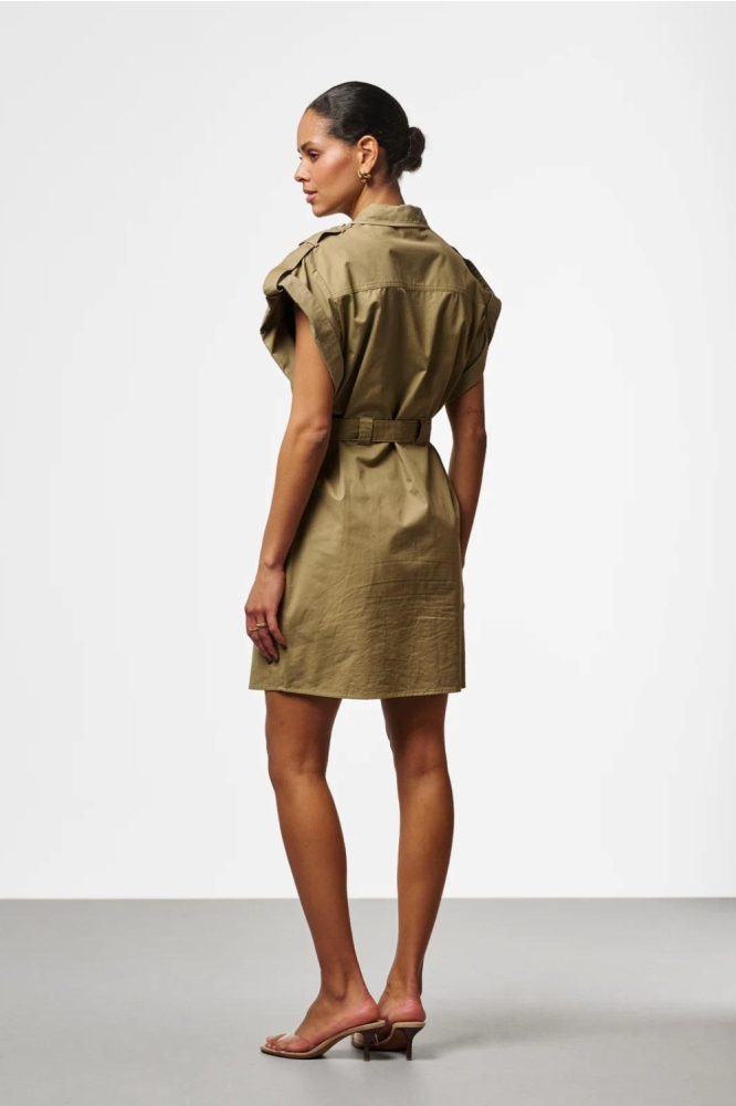 Aaiko groene dames jurk | Model achteraanzicht