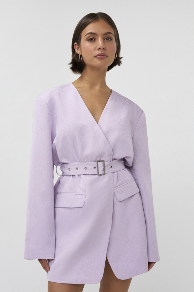 Studio Amaya paarse dames jurk | Model vooraanzicht