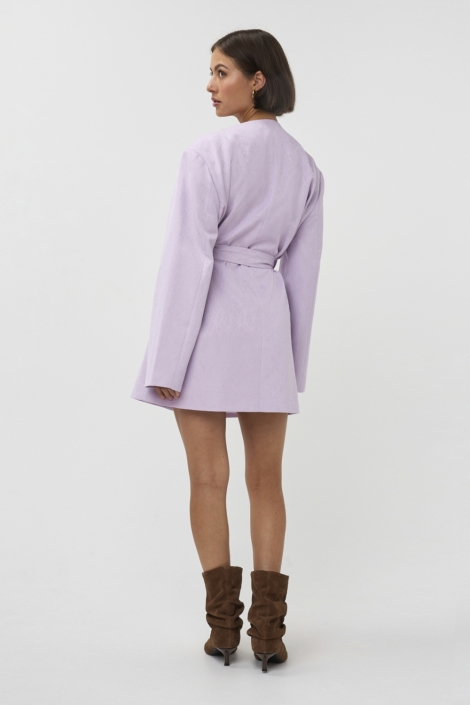 Studio Amaya paarse dames jurk | Model achteraanzicht