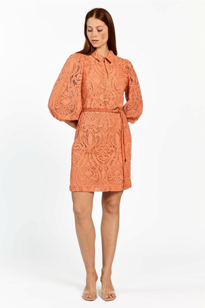 Aaiko oranje dames jurk | Model vooraanzicht