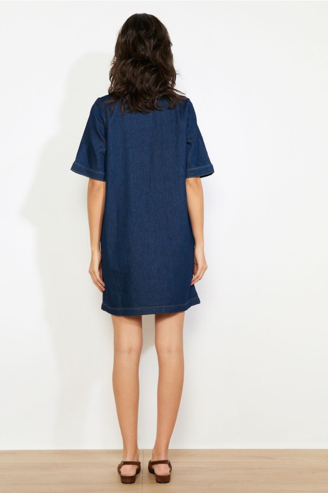 LolaLiza blauwe dames jurk | Model achteraanzicht