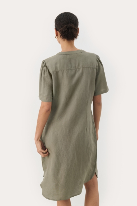 Part Two groene dames jurk | Model achteraanzicht