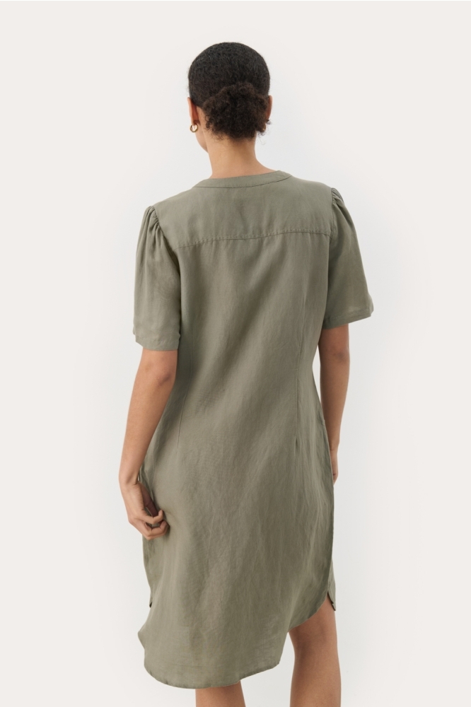 Part Two groene dames jurk | Model achteraanzicht