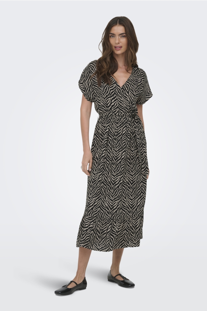 Only zwarte dames jurk | Model vooraanzicht