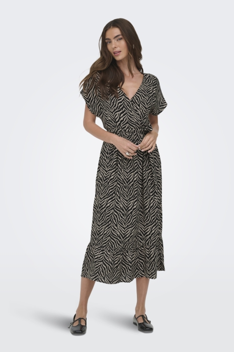 Only zwarte dames jurk | Model vooraanzicht