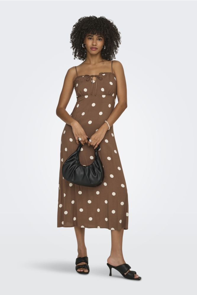 Only bruine dames jurk | Model vooraanzicht