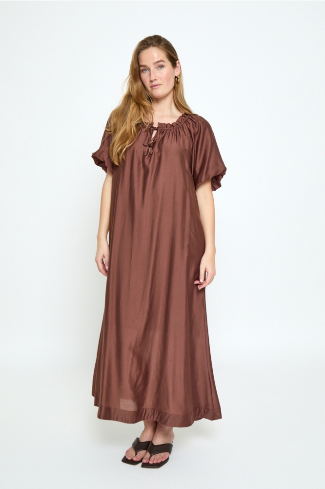 Peppercorn bruine dames jurk | Model vooraanzicht