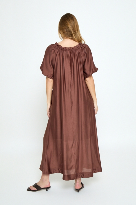 Peppercorn bruine dames jurk | Model achteraanzicht