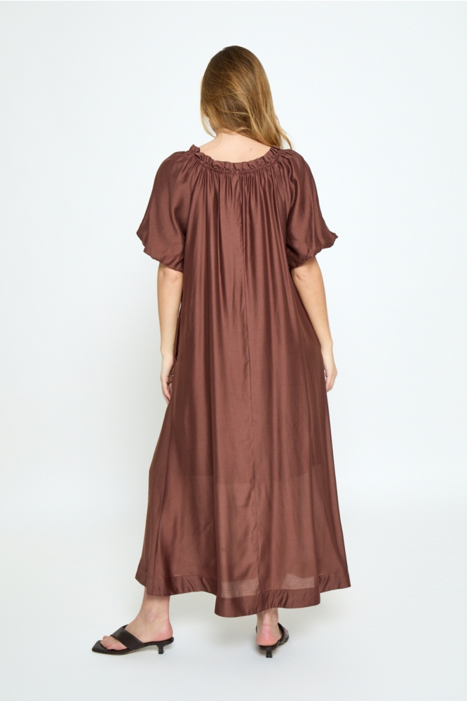Peppercorn bruine dames jurk | Model achteraanzicht