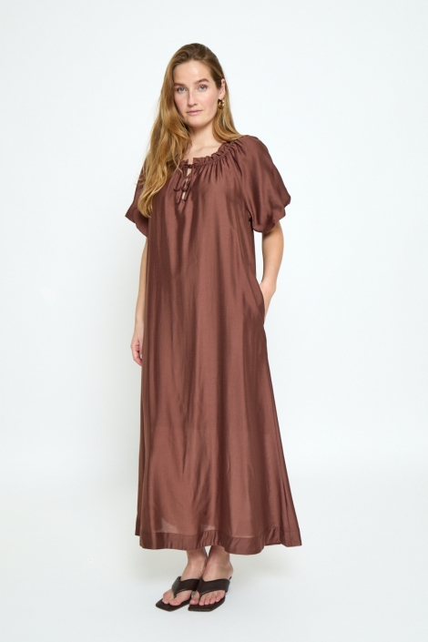 Peppercorn bruine dames jurk | Model vooraanzicht