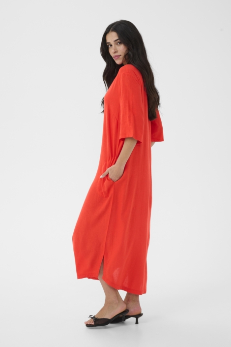Kaffe rode dames jurk | Model zijaanzicht