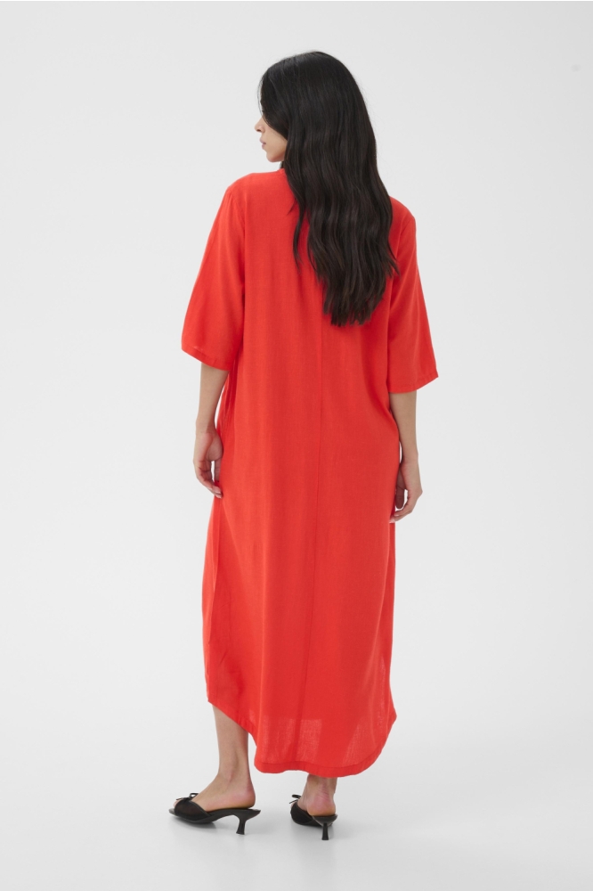 Kaffe rode dames jurk | Model achteraanzicht