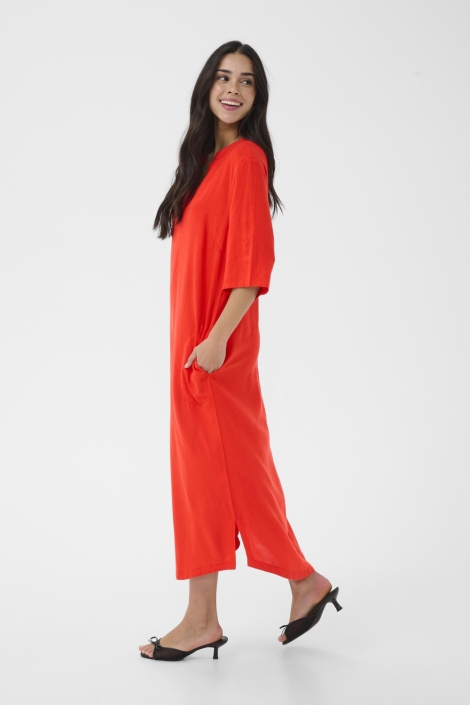 Kaffe rode dames jurk | Model zijaanzicht