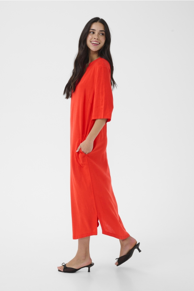 Kaffe rode dames jurk | Model zijaanzicht