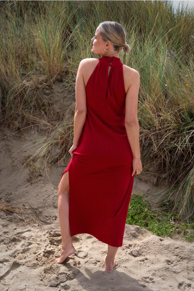Maicazz rode dames jurk | Model achteraanzicht