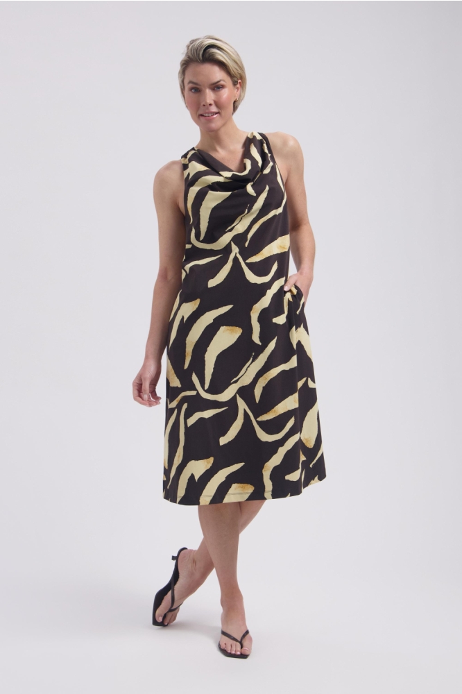 Lady Day bruine dames jurk | Model vooraanzicht