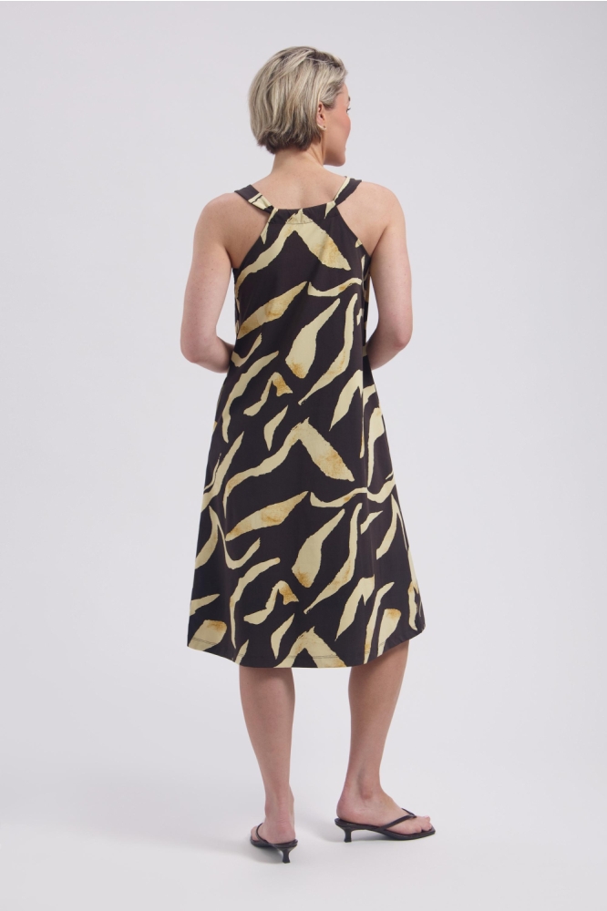 Lady Day bruine dames jurk | Model achteraanzicht