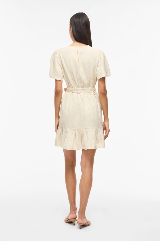 Vila zand dames jurk | Model achteraanzicht