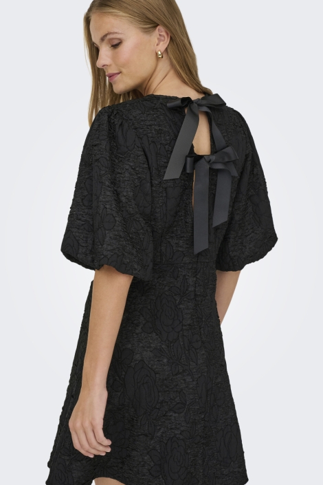 Jacqueline de Yong zwarte dames jurk | Model achteraanzicht