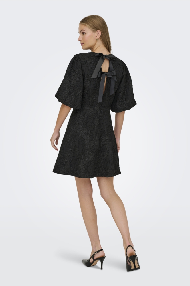 Jacqueline de Yong zwarte dames jurk | Model vooraanzicht