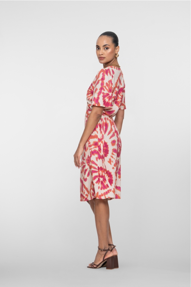 Geisha beige dames jurk | Model zijaanzicht