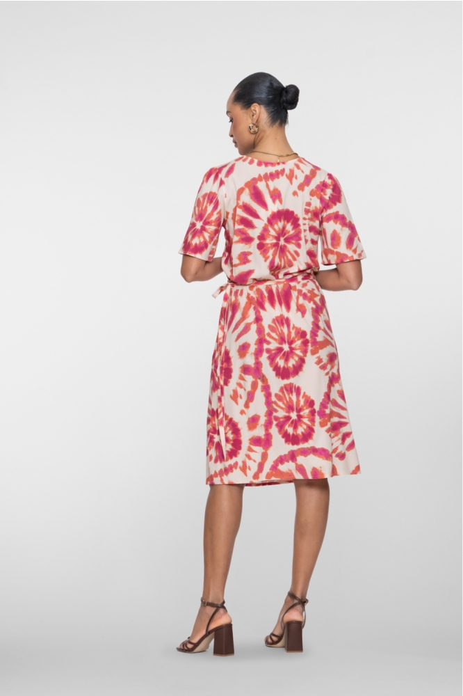 Geisha beige dames jurk | Model achteraanzicht