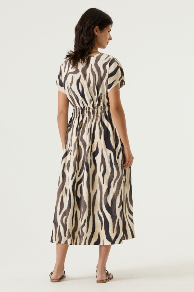 Garcia beige dames jurk | Model achteraanzicht