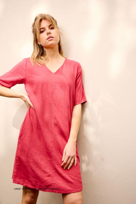 FOS Amsterdam roze dames jurk | Model vooraanzicht