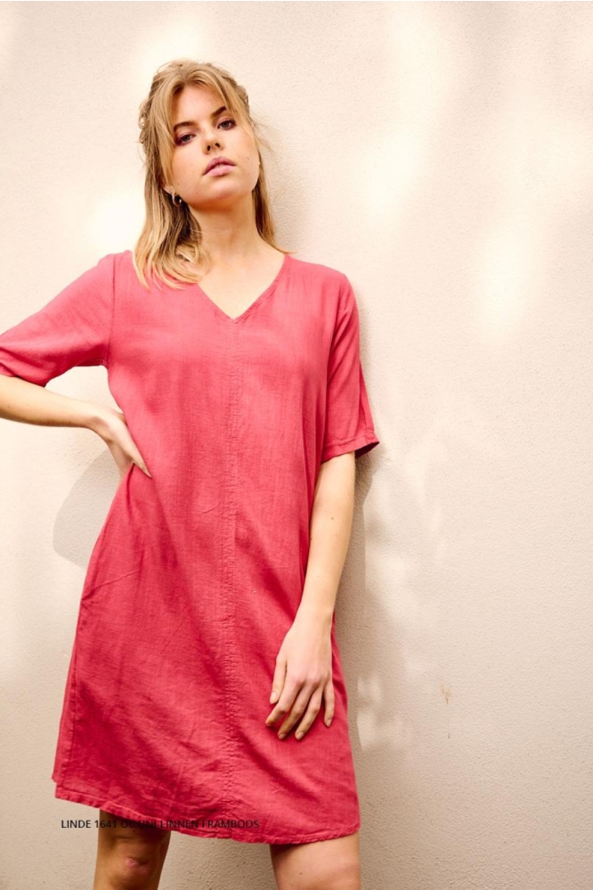 FOS Amsterdam roze dames jurk | Model vooraanzicht