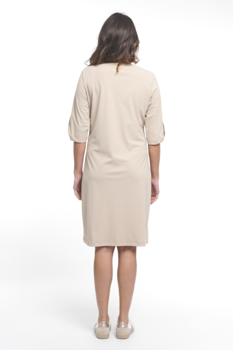 Zoso zand dames jurk | Model achteraanzicht