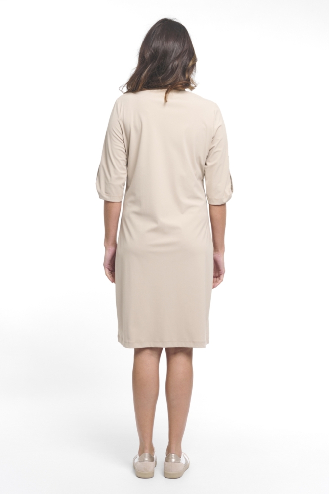 Zoso zand dames jurk | Model achteraanzicht