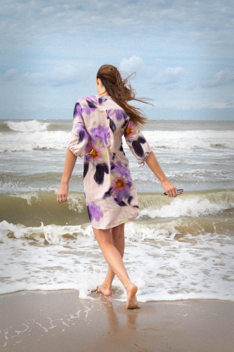 Maicazz multi color dames jurk | Model achteraanzicht