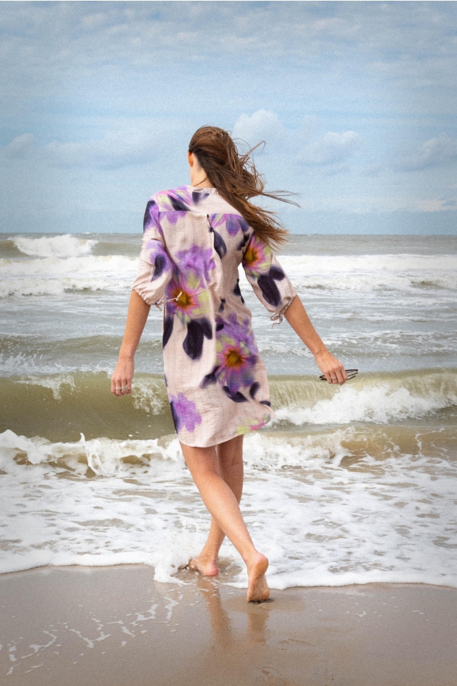 Maicazz multi color dames jurk | Model achteraanzicht