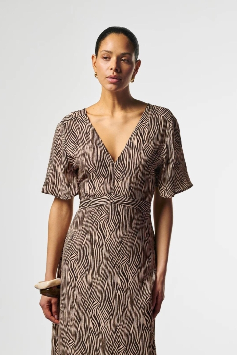 Aaiko bruine dames jurk | Close up