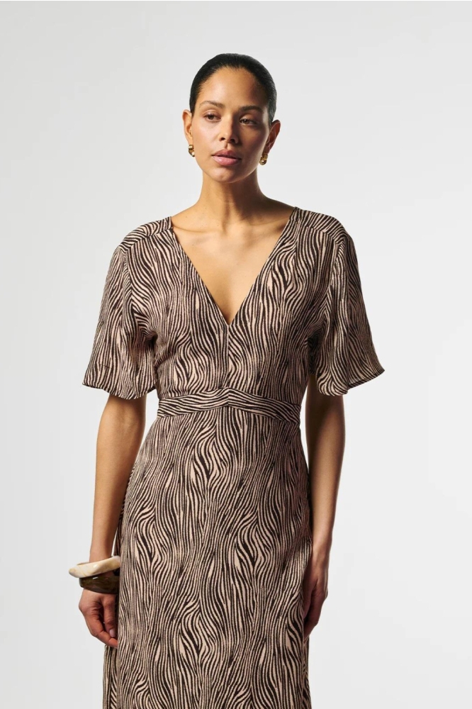 Aaiko bruine dames jurk | Close up