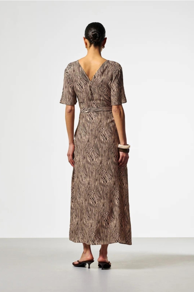 Aaiko bruine dames jurk | Model achteraanzicht