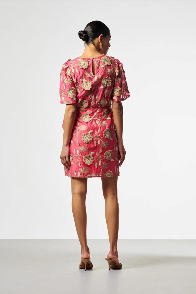 Aaiko roze dames jurk | Model achteraanzicht