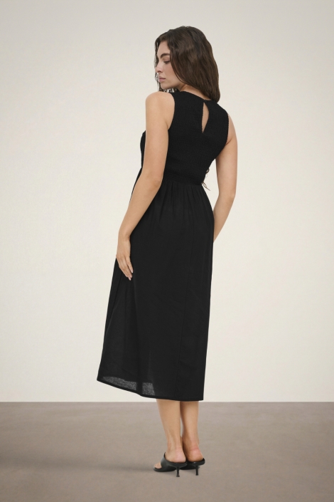 Jacqueline de Yong zwarte dames jurk | Model achteraanzicht