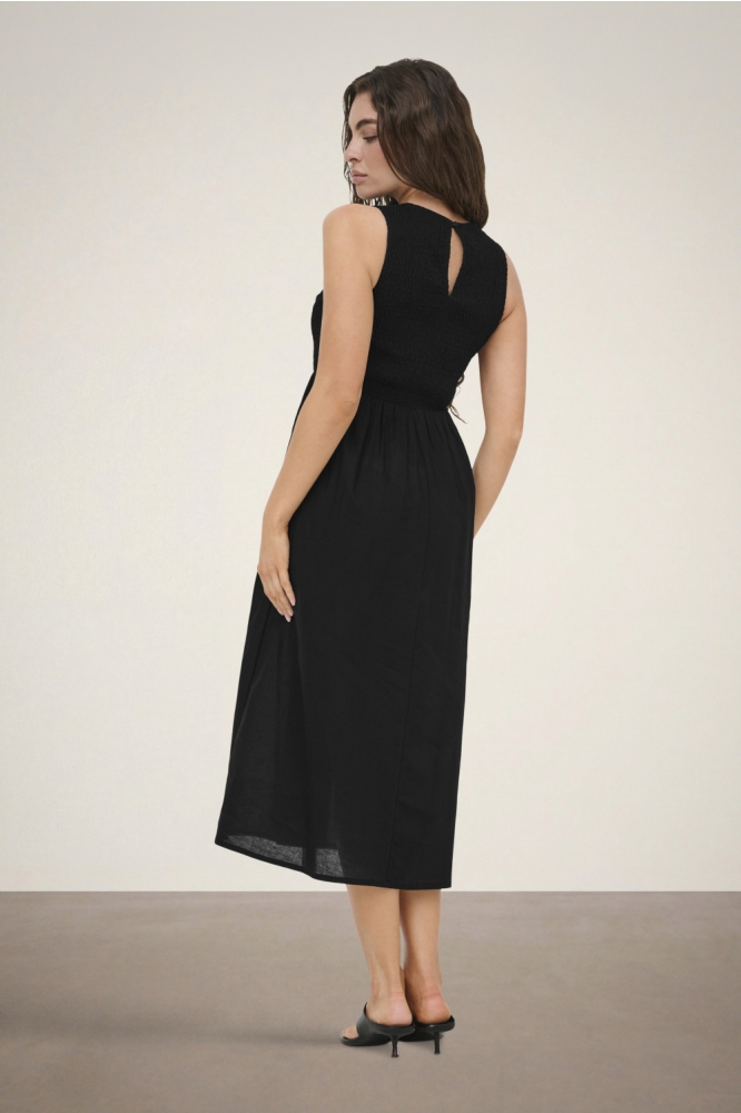 Jacqueline de Yong zwarte dames jurk | Model achteraanzicht